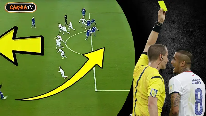 Phân biệt chơi bóng có chủ đích và cứu bóng trong luật việt vị